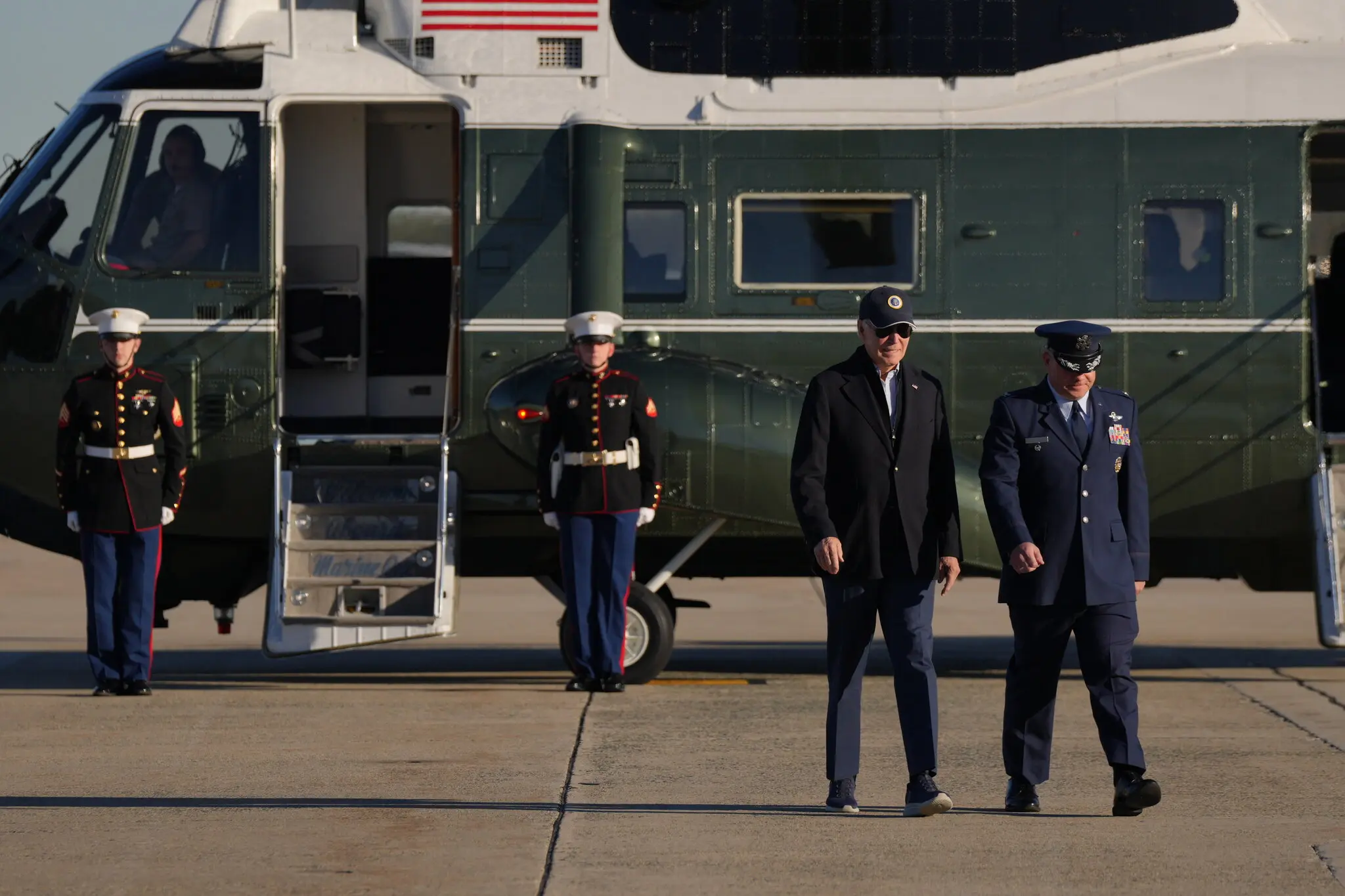 Президент Байден готується сісти на борт Air Force One, який прямує до Берліна, на об’єднаній базі Ендрюс у штаті Меріленд у четвер